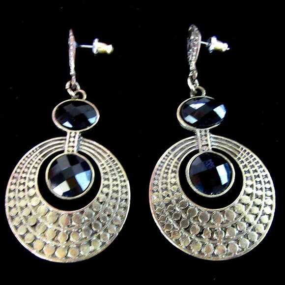 Textured brass dangling pierced earrings with faux onyx stones - Picture 4 of 8